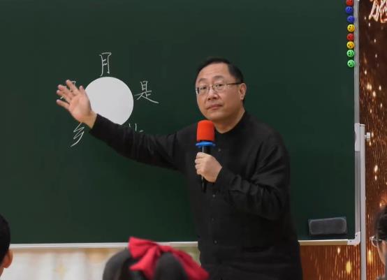 王崧舟，《最中國(guó)：月是故鄉(xiāng)明》，五年級(jí)下冊(cè)，第一單元